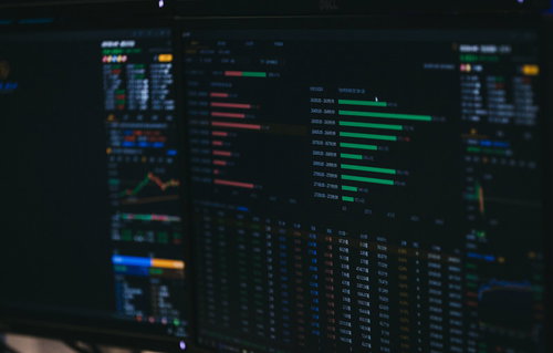 複数のモニターに表示されたトレーディングツールの画面