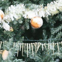 ゴールドのボールオーナメントで飾ったクリスマスツリーの装飾の写真