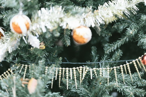 ゴールドのボールオーナメントで飾ったクリスマスツリーの装飾