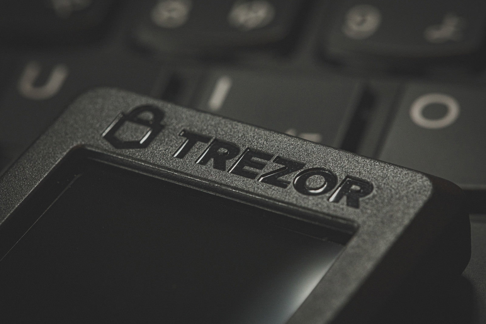 黒いボディにTREZORロゴが刻印されたハードウェアウォレット