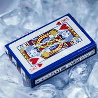 氷漬けになったトランプの箱の写真