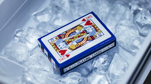 氷漬けになったトランプの箱