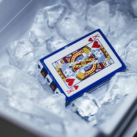 冷凍庫の製氷機から抜けだせないトランプカードの写真