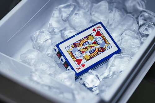 冷凍庫の製氷機から抜けだせないトランプカード