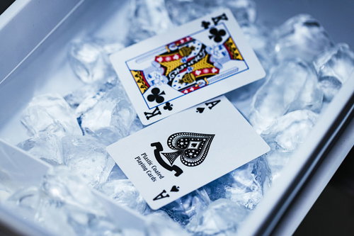 製氷スペースに置かれたブラックジャックのトランプカード