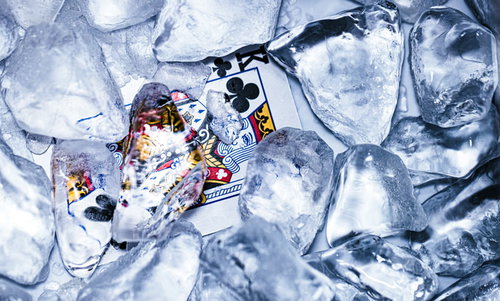 氷漬けで身動きが取れない王様（キング）のトランプカード
