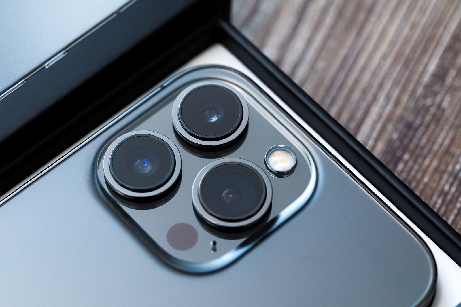 iPhone 13 Proの背面にある3つのカメラレンズをクローズアップした写真