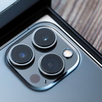 iPhone 13 Pro の拡大した背面トリプルカメラレンズ部分の写真