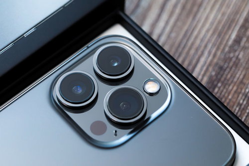 iPhone 13 Pro の拡大した背面トリプルカメラレンズ部分