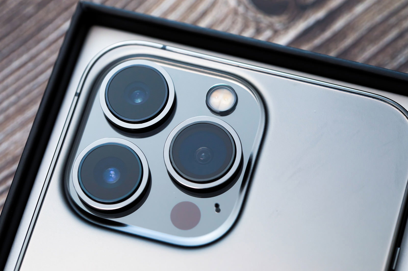 iPhone 13 Proの背面カメラ部分をクローズアップした写真