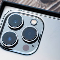 iPhone 13 Pro背面のトリプルカメラ部分の写真