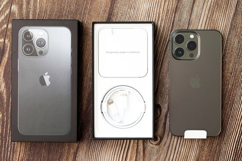 箱から開封したばかりの iPhone 13 Pro