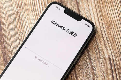 iCloud から復元中のiPhone画面