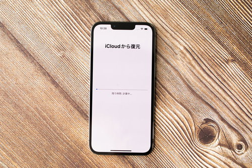 iCloud から復元中のiPhone13画面、残り時間を計算中