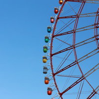 青空に映える赤い観覧車 遊園地の象徴的アトラクションの写真