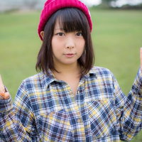 光が横切るピンボケの光学現象：黄色からオレンジへ変わる光の筋の写真