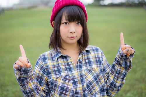 光が横切るピンボケの光学現象：黄色からオレンジへ変わる光の筋