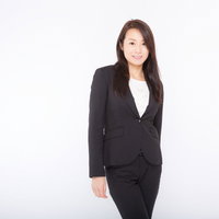 IT系の会社プロフィール用のよくある写真、黒スーツの女性の写真