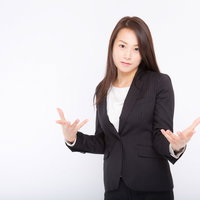 熱意あるプレゼンのゼスチャーで訴求する女性の写真