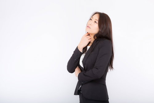 悩ましい感じでイライラしながら考える女性