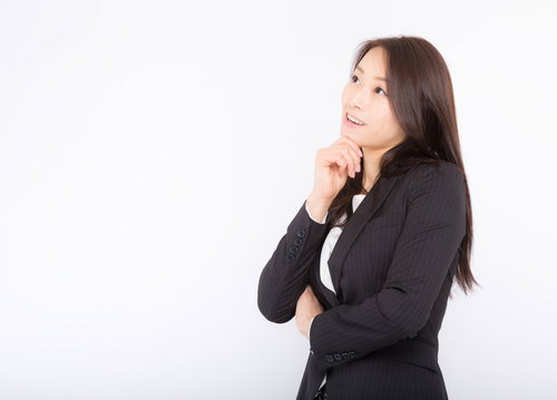 それいいアイデアね！と閃いた表情のビジネスウーマン