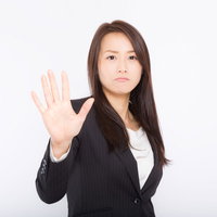 お断りします系秘書の拒否のポーズの写真