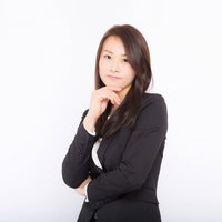 ビジネスに成功した系のコンサル女性の思考ポーズの写真