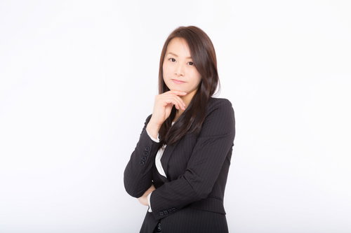 ビジネスに成功した系のコンサル女性の思考ポーズ