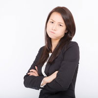 怒っているプンプン顔の女性スーツ姿で腕組みの写真