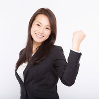 笑顔で「頑張っていこうね！」と部下を激励する女性上司の写真