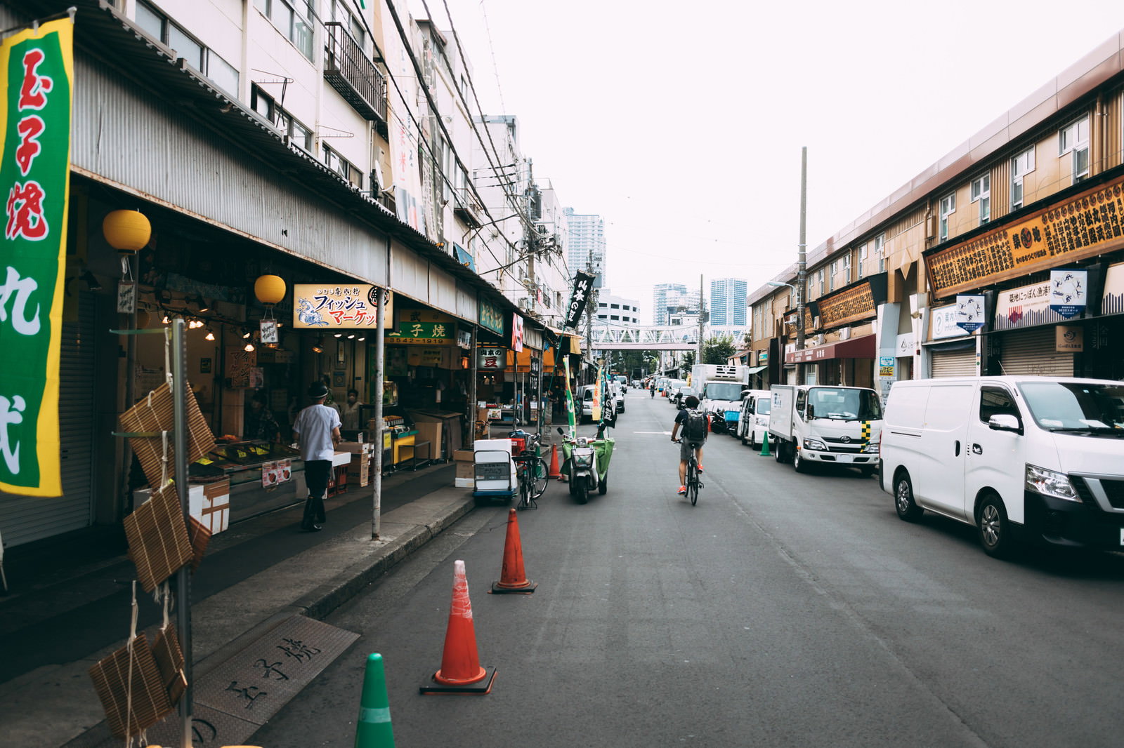 築地の波除通りの商店街で両側に店舗が並ぶ通りの風景