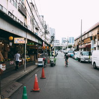 築地の波除通りの商店街の風景と下町情緒あふれる街並みの写真