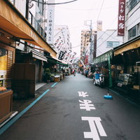 築地の商店街の道路風景 昭和の面影を残す下町の街並みの写真