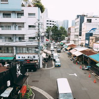 築地魚河岸広場から波除通りの商店街へ続く街並みの写真
