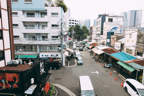 築地魚河岸広場から波除通りの商店街へ続く街並み