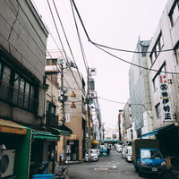 築地市場辺りの街並みと路地裏の写真