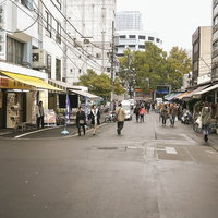 昭和レトロな商店が立ち並ぶ築地場外市場の人通りの写真