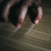 木製テーブルに深く残る爪痕と怨念の傷跡と呪いの痕跡の写真