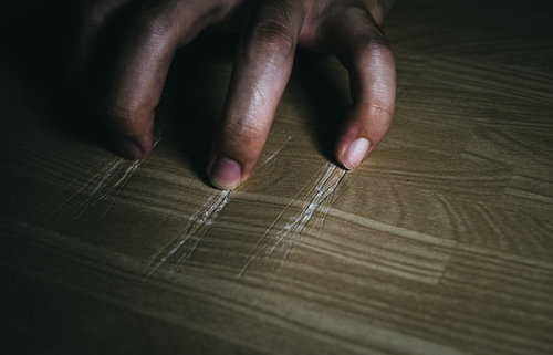 木製テーブルに深く残る爪痕と怨念の傷跡と呪いの痕跡