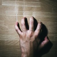 20キルしたので爪痕を残す木目調の壁に映る手の跡の写真