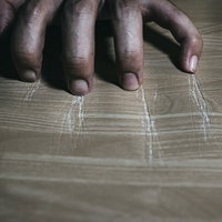 床に爪痕を取るために何度も立てられた指の絶望的な跡の写真