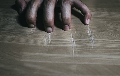 床に爪痕を取るために何度も立てられた指の絶望的な跡