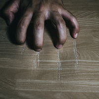 怨念がこもった木材に刻まれた爪痕と引っ掻き傷跡の写真