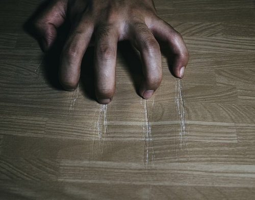 怨念がこもった木材に刻まれた爪痕と引っ掻き傷跡