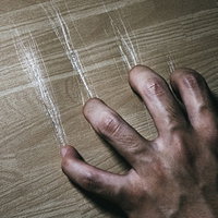 プレマス帯のリアル爪痕、フローリングに刻まれた手の跡の写真
