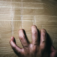 フローリングに残された20キルの爪痕と怨念の手跡の写真
