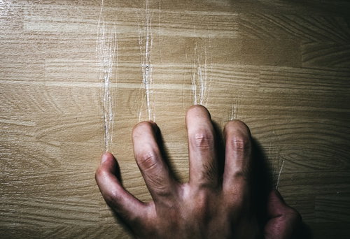 フローリングに残された20キルの爪痕と怨念の手跡