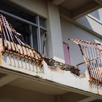 津波により折れ曲がった鉄柵（荒川小学校の震災遺構）の写真