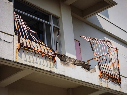 津波により折れ曲がった鉄柵（荒川小学校の震災遺構）
