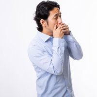 退屈すぎて思わず年収低すぎポーズをとる男性の写真